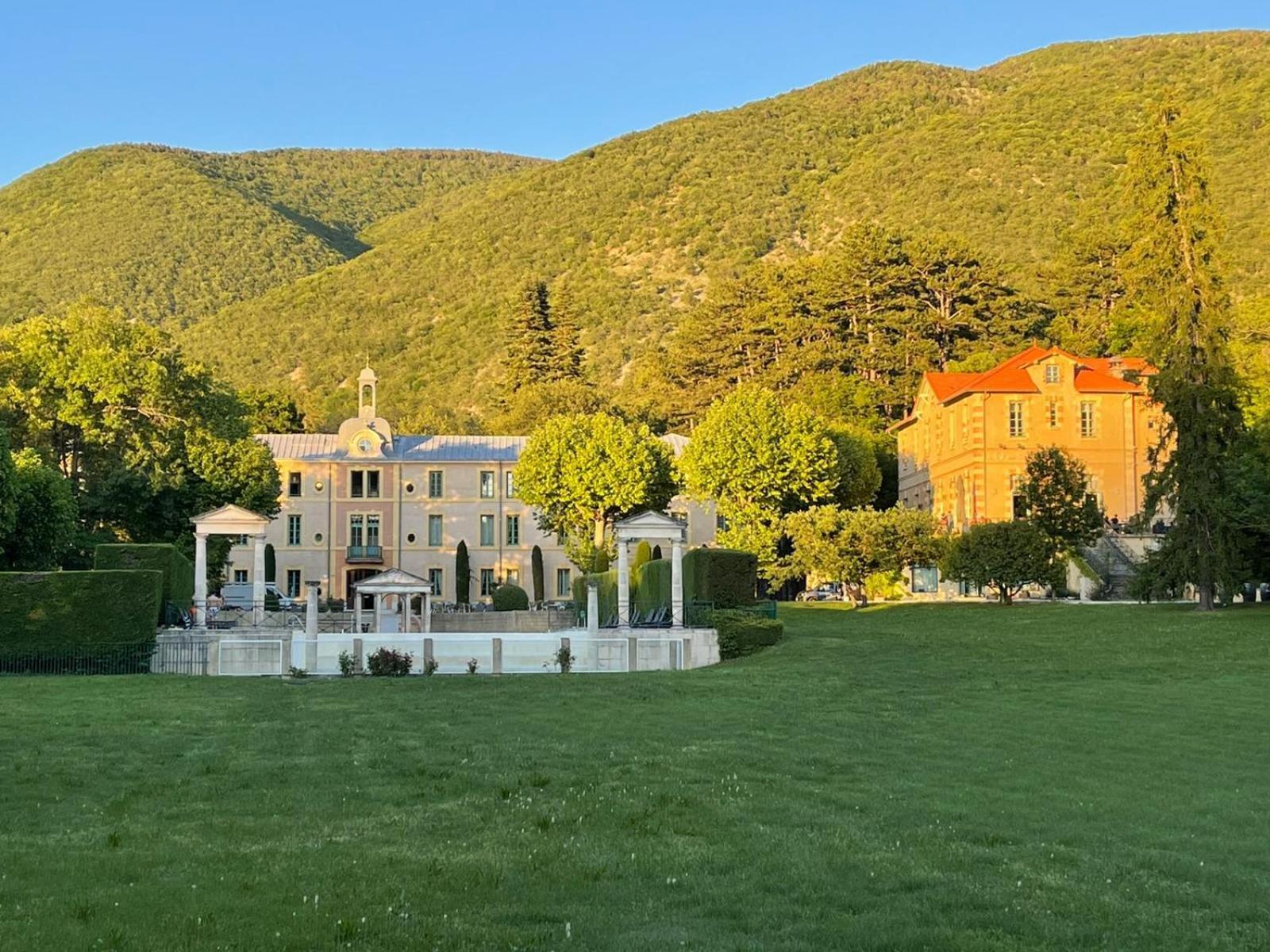 Aulan, Luxe Et Repos Au Chateau Des Gipieres